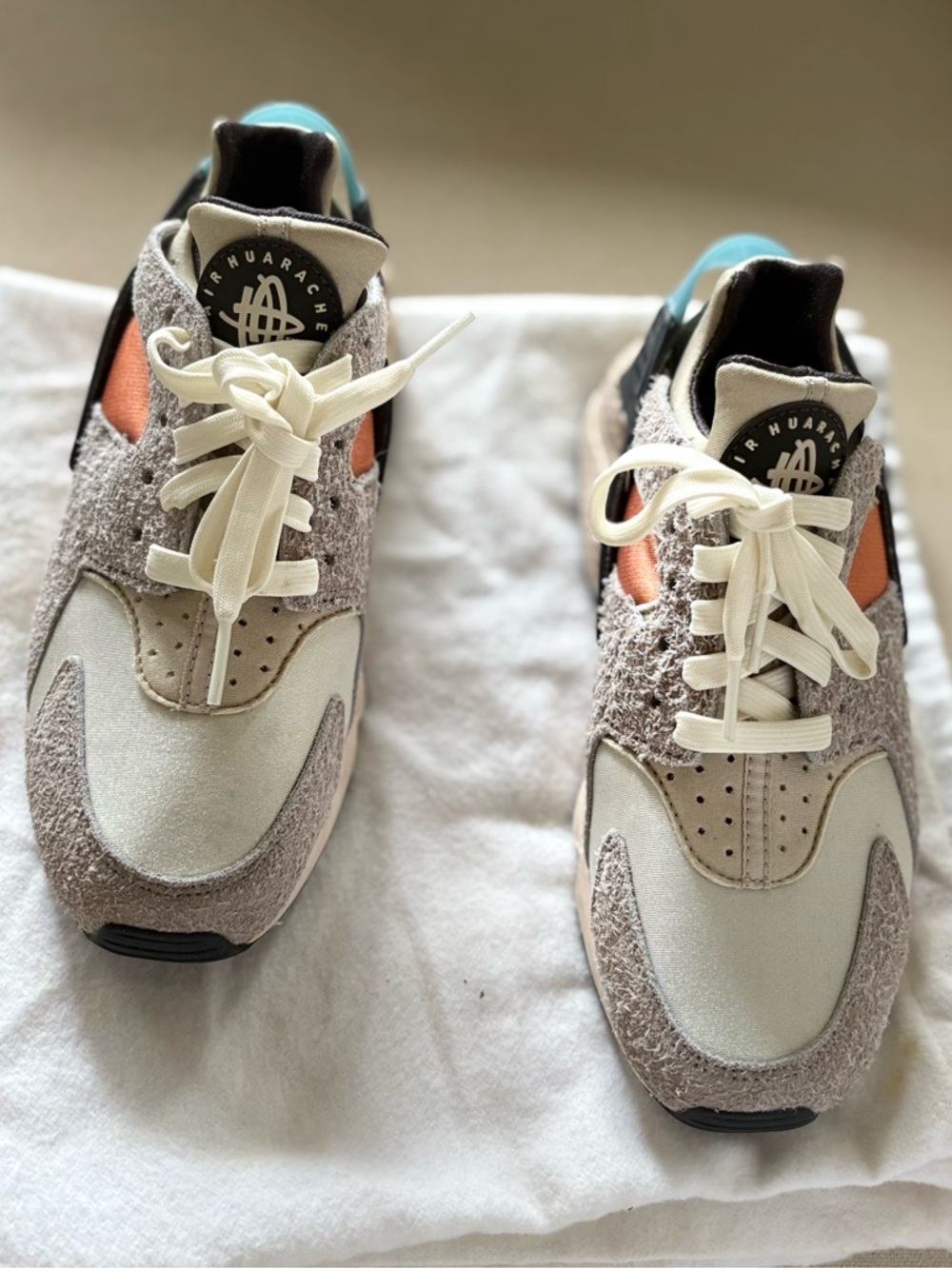 Air Huarache by Nike Women’s Sneakers Beige Cream Orange Blue Accents - Picture 3 of 6